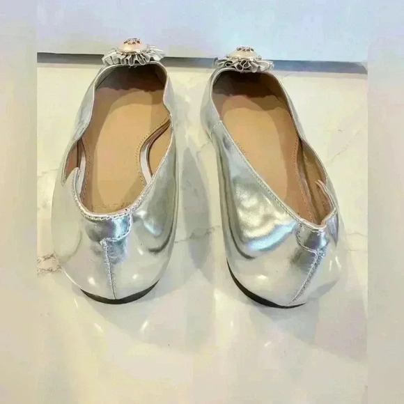 Tory Burch Silver Flats with Custom Pearl Logo with Gold Trim design (Size 5) - Picture 7 of 8